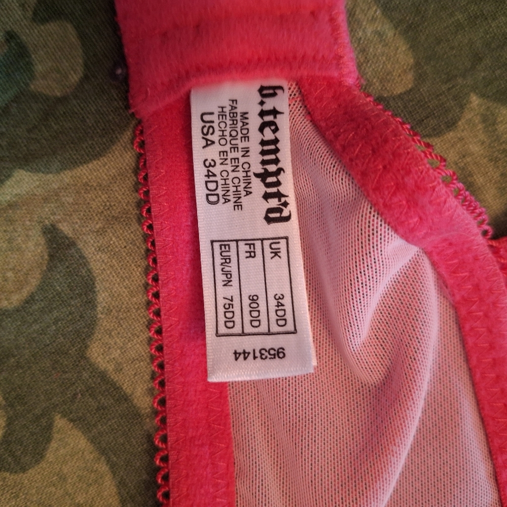 Chic Lace Underwire Bra in Vibrant Pink. Nevee Worn. - Picture 3 of 7